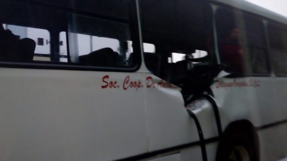 Mueren dos personas al caer roca sobre autobús en Veracruz