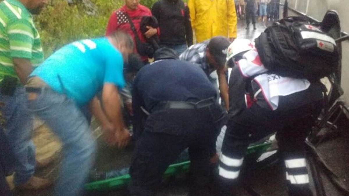 Mueren dos personas al caer roca sobre autobús en Veracruz - roca-autobus-veracruz