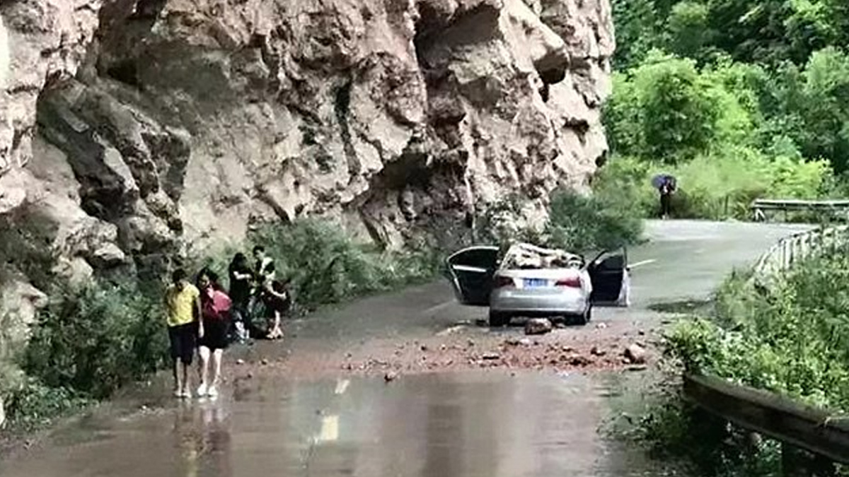 #Video Roca aplasta vehículo en China