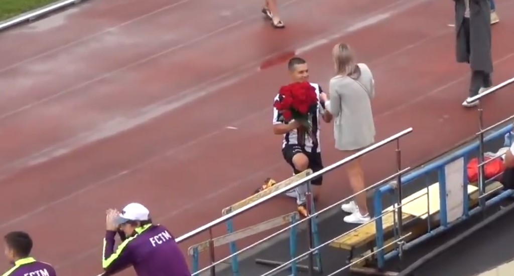 #Video Jugador ruso celebra gol proponiéndole matrimonio a su novia