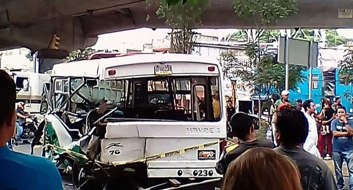 Camión de ruta 76 choca contra trailer en Álvaro Obregón Camión de ruta 76 choca contra trailer en Álvaro Obregón