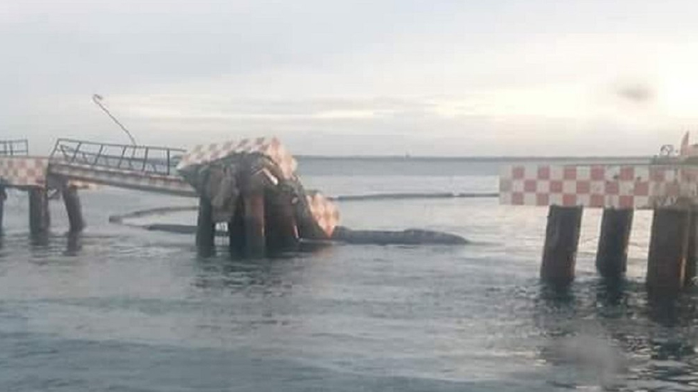 Buque impacta contra muelle en Salina Cruz y derrama combustible