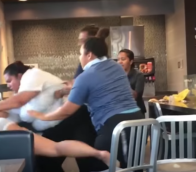 #Fotos Brutal golpiza de trabajadora de McDonald's a cliente - screen-shot-2018-07-26-at-1-40-28-pm-1532627153