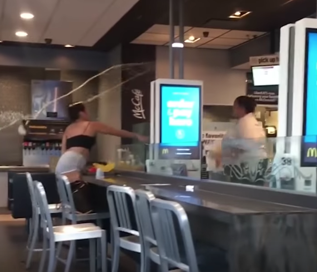#Fotos Brutal golpiza de trabajadora de McDonald's a cliente - screen-shot-2018-07-26-at-1-40-55-pm-1532627096