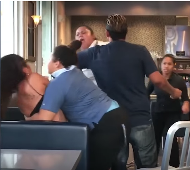 #Fotos Brutal golpiza de trabajadora de McDonald's a cliente - screen-shot-2018-07-26-at-1-42-54-pm-1532627179