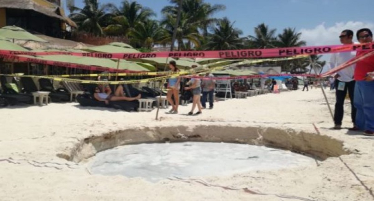 Se abre socavón a mitad de playa en Quintana Roo - se-abre-socavon-a-mitad-de-playa-en-qr