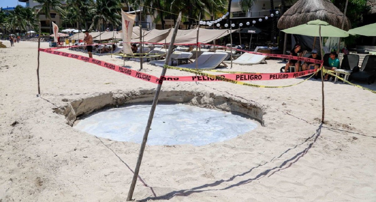 Se abre socavón a mitad de playa en Quintana Roo