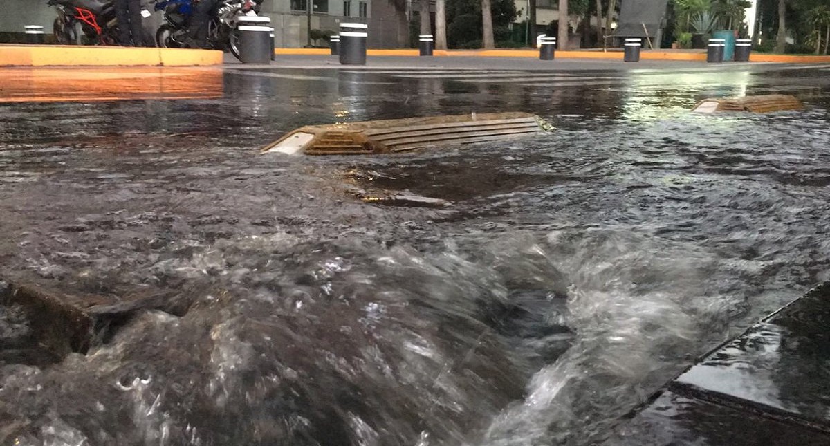 #Video Se desperdician miles de litros de agua por fuga en Polanco - se-desperdician-miles-de-litros-de-agua-por-fuga-en-polanco1