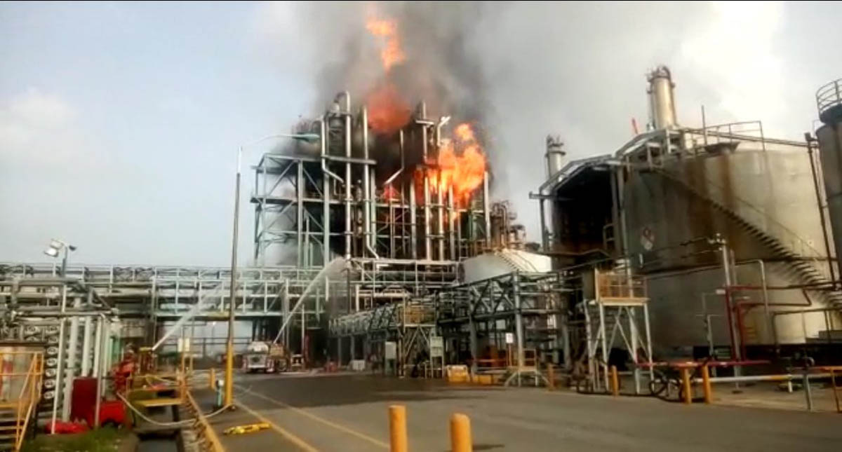#Video Se incendia complejo petroquímico en Altamira, Tamaulipas