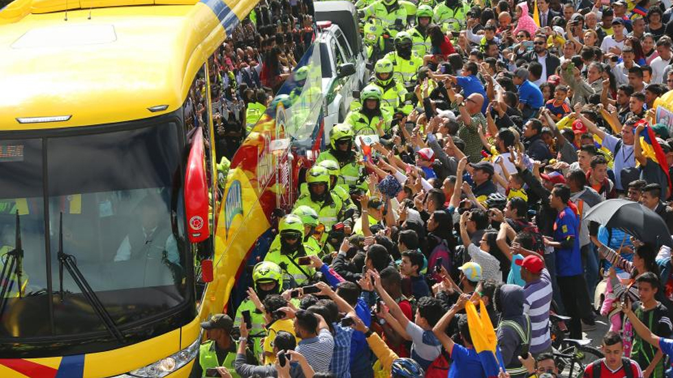 Miles de aficionados reciben a la Selección de Colombia en Bogotá