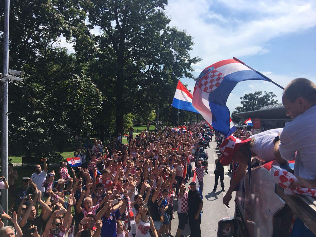 Miles reciben a la selección croata en Zagreb - seleccion-croacia-recibimiento-2