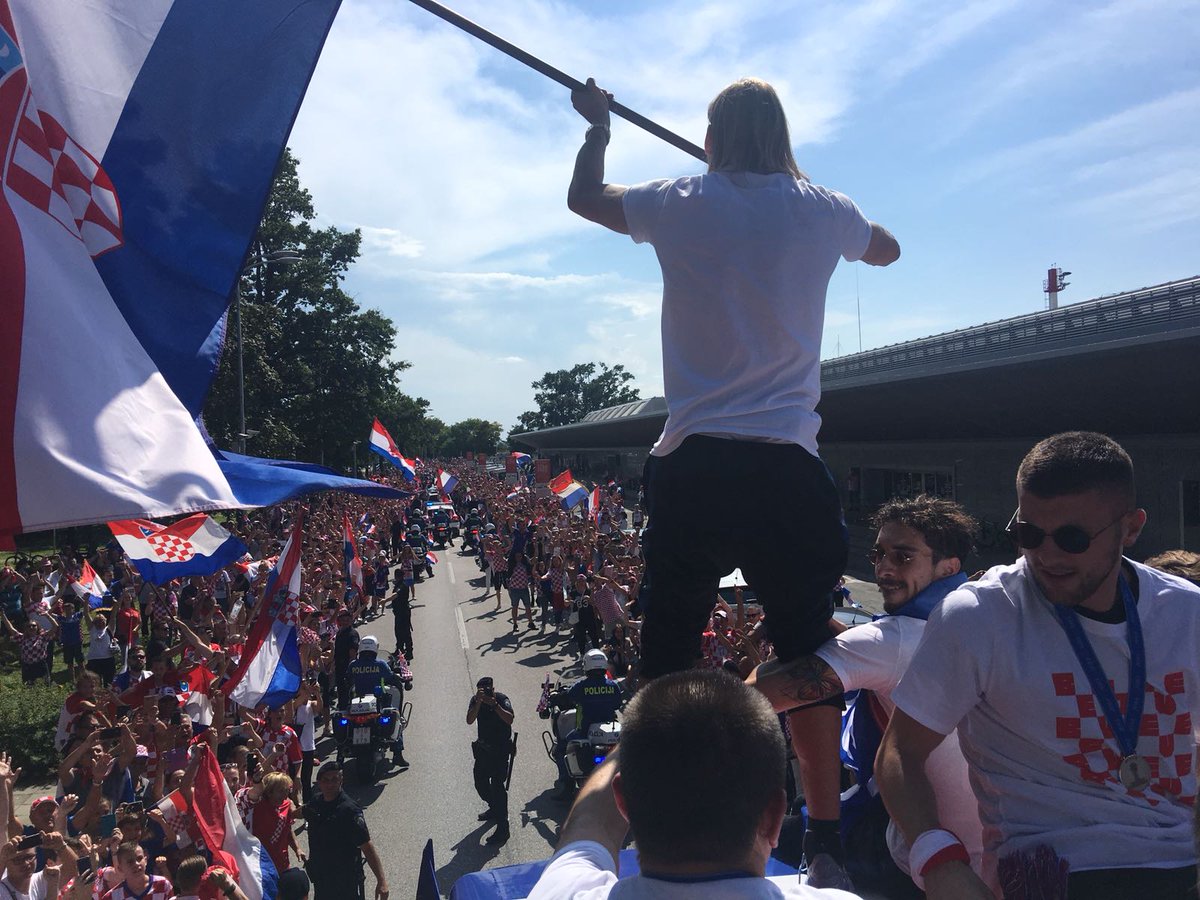 Miles reciben a la selección croata en Zagreb - seleccion-croacia-recibimiento