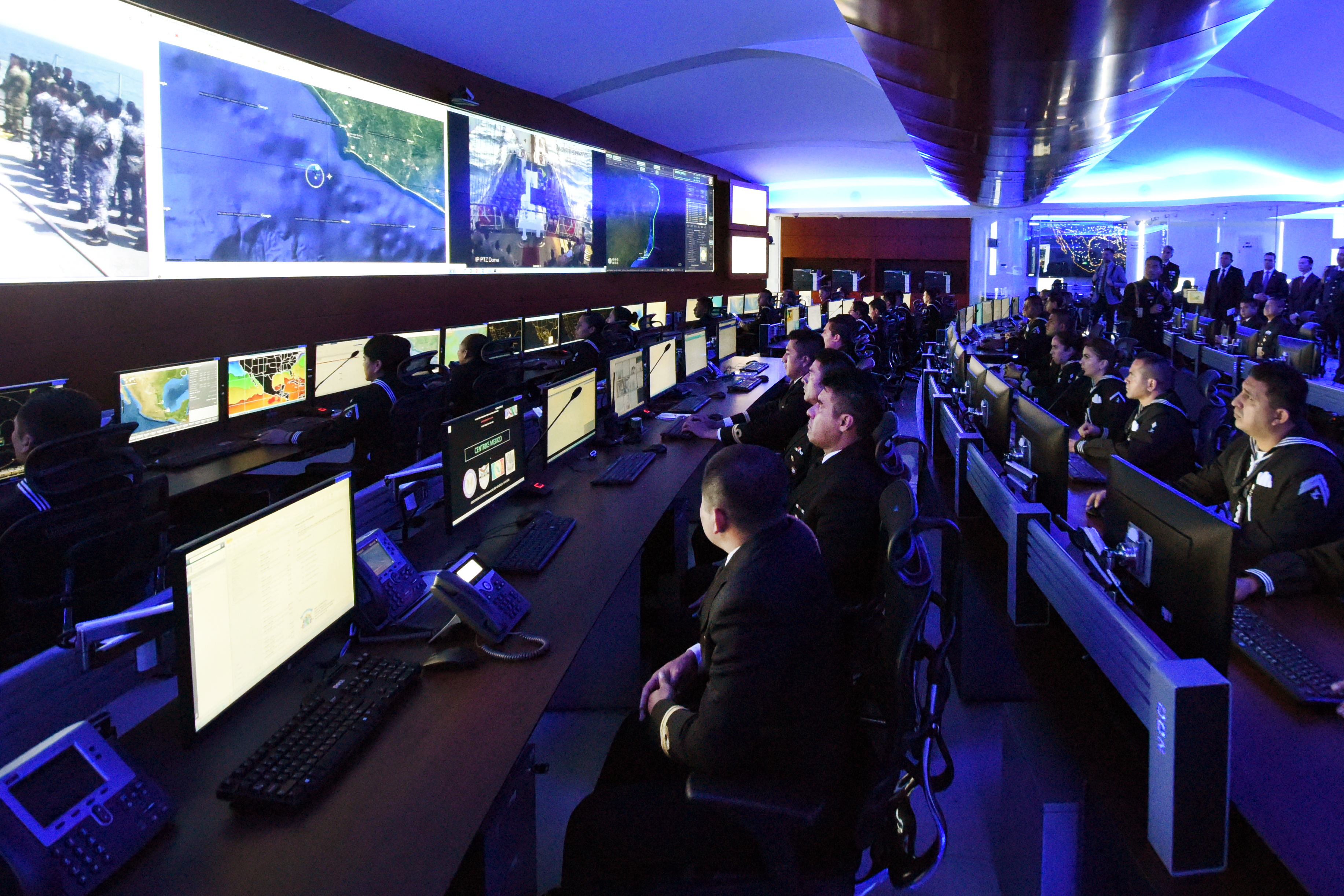 Fuerzas armadas detienen a dos hombres, aseguran dos inmuebles y 23 vehículos - semar3