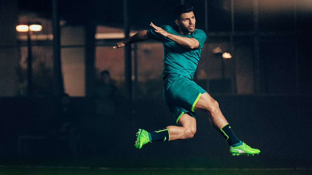 Sambueza le obsequia una playera del Toluca a ‘Kun’ Agüero