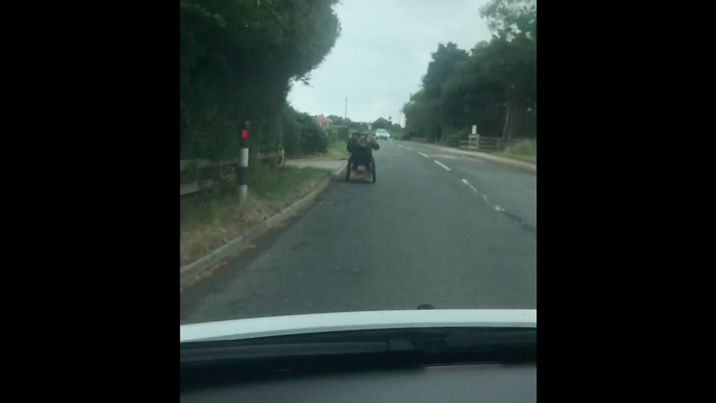 #Video Silla de ruedas supera los 60 kilómetros por hora en Inglaterra
