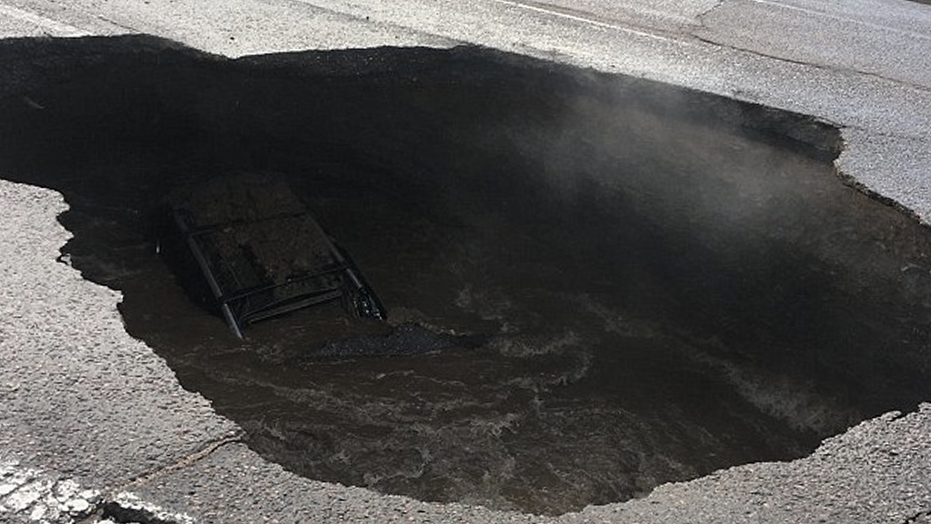 #Video Automóvil cae a socavón en Colorado