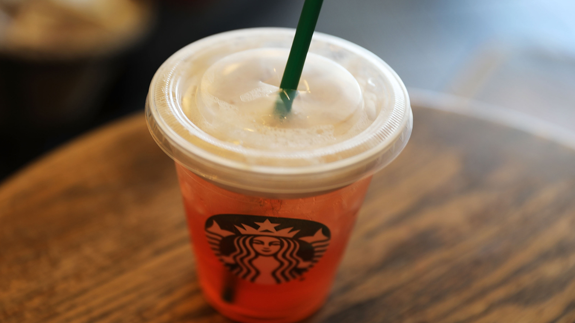 Starbucks eliminará los popotes de plástico para 2020