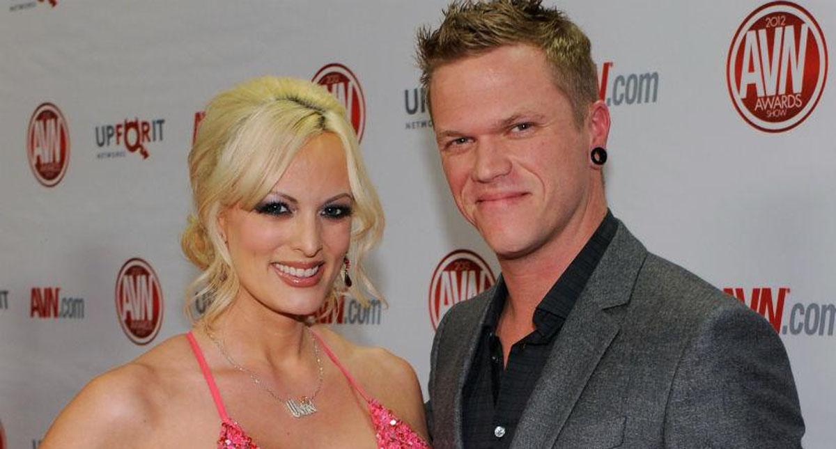 Esposo de Stormy Daniels pide el divorcio tras acusarla de adulterio