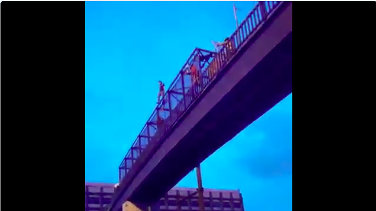 #Video Policías evitan suicidio en Iztapalapa