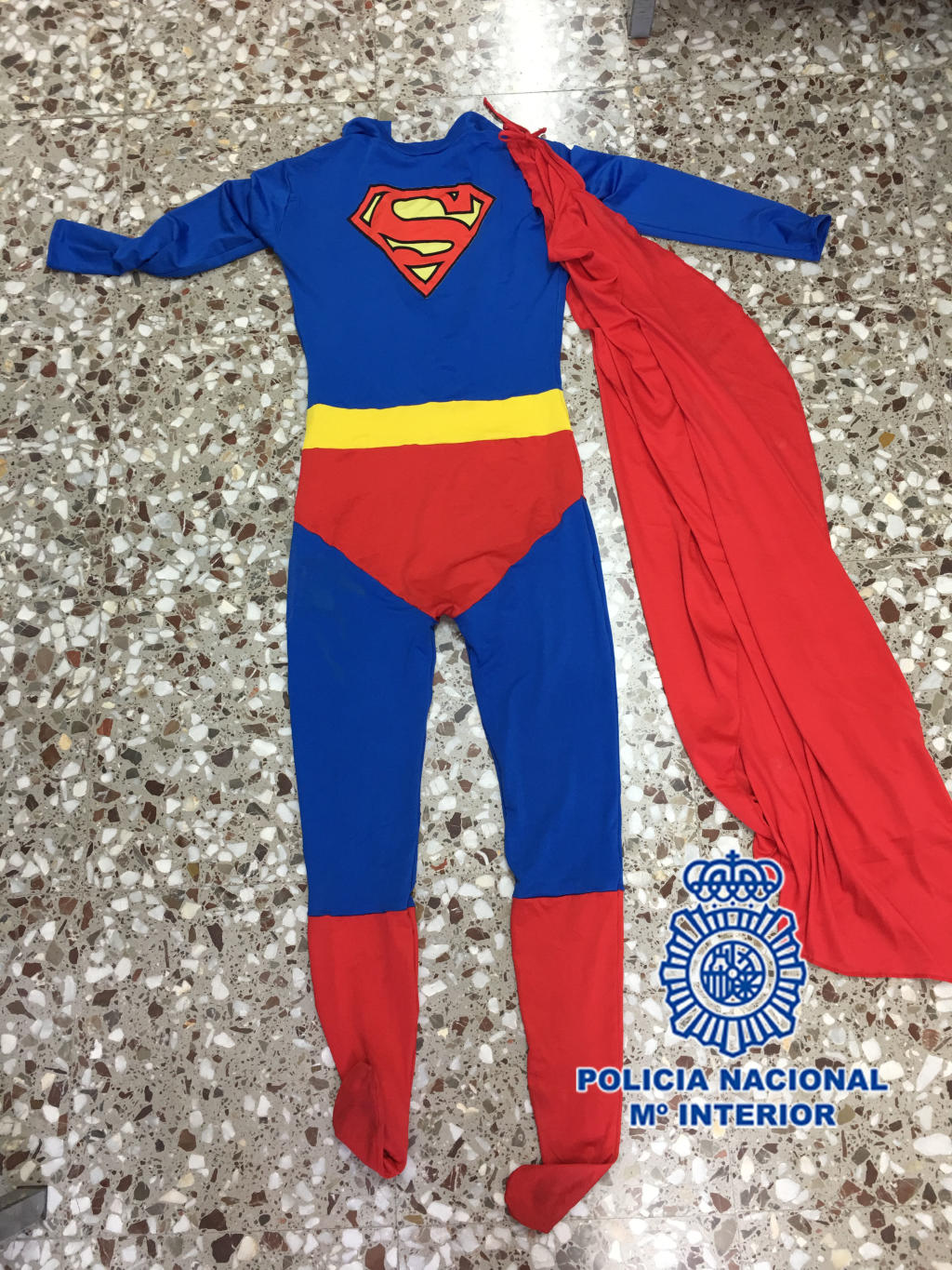 Detienen a sujeto que asaltaba tiendas disfrazado de Superman en España - superman-asaltos-espana-2