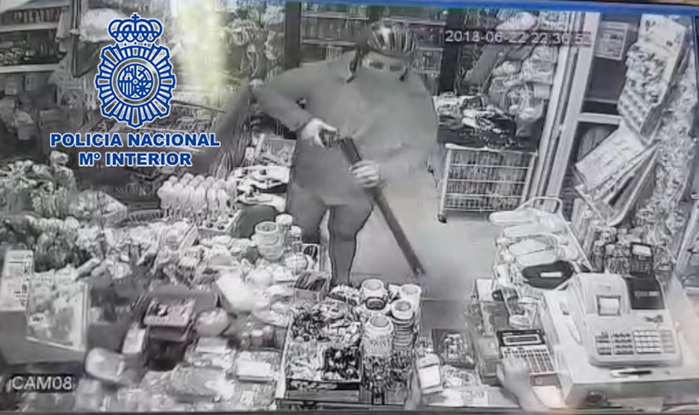 Detienen a sujeto que asaltaba tiendas disfrazado de Superman en España - superman-asaltos-espana-3