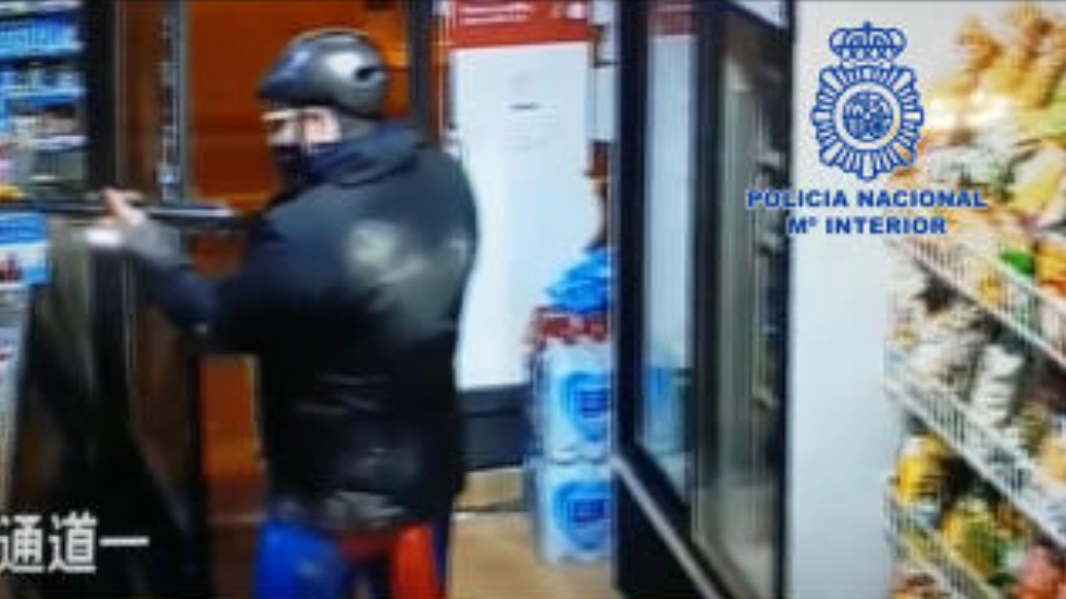 Detienen a sujeto que asaltaba tiendas disfrazado de Superman en España