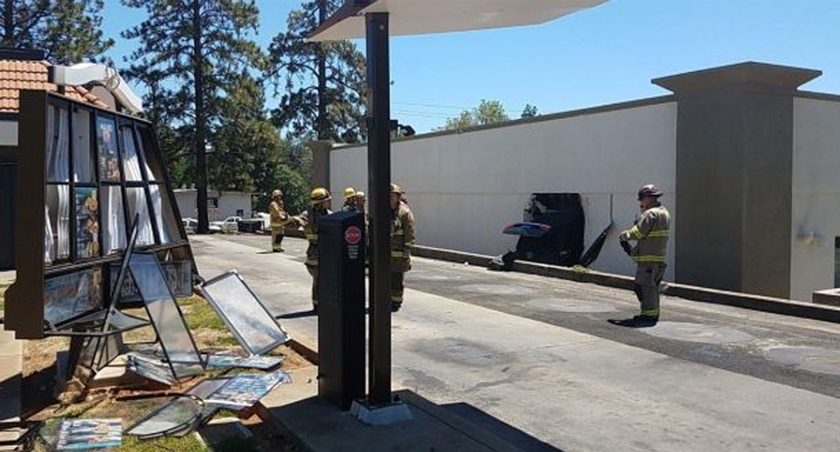 Mujer pierde el control de vehículo y se impacta en una lavandería Mujer pierde el control de vehículo y se impacta en una lavandería