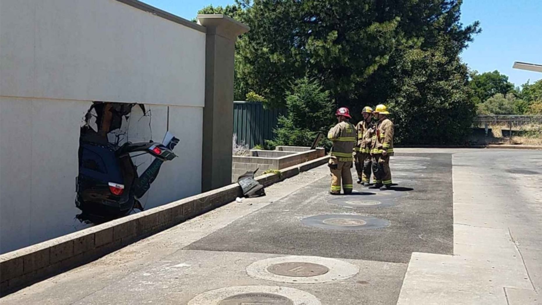 Mujer pierde el control de vehículo y se impacta en una lavandería - tacobellint