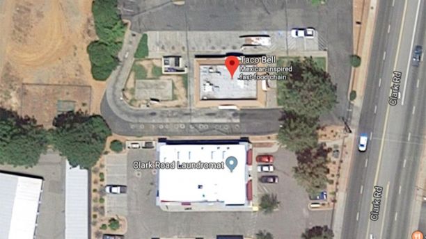 Mujer pierde el control de vehículo y se impacta en una lavandería - tacobellint1