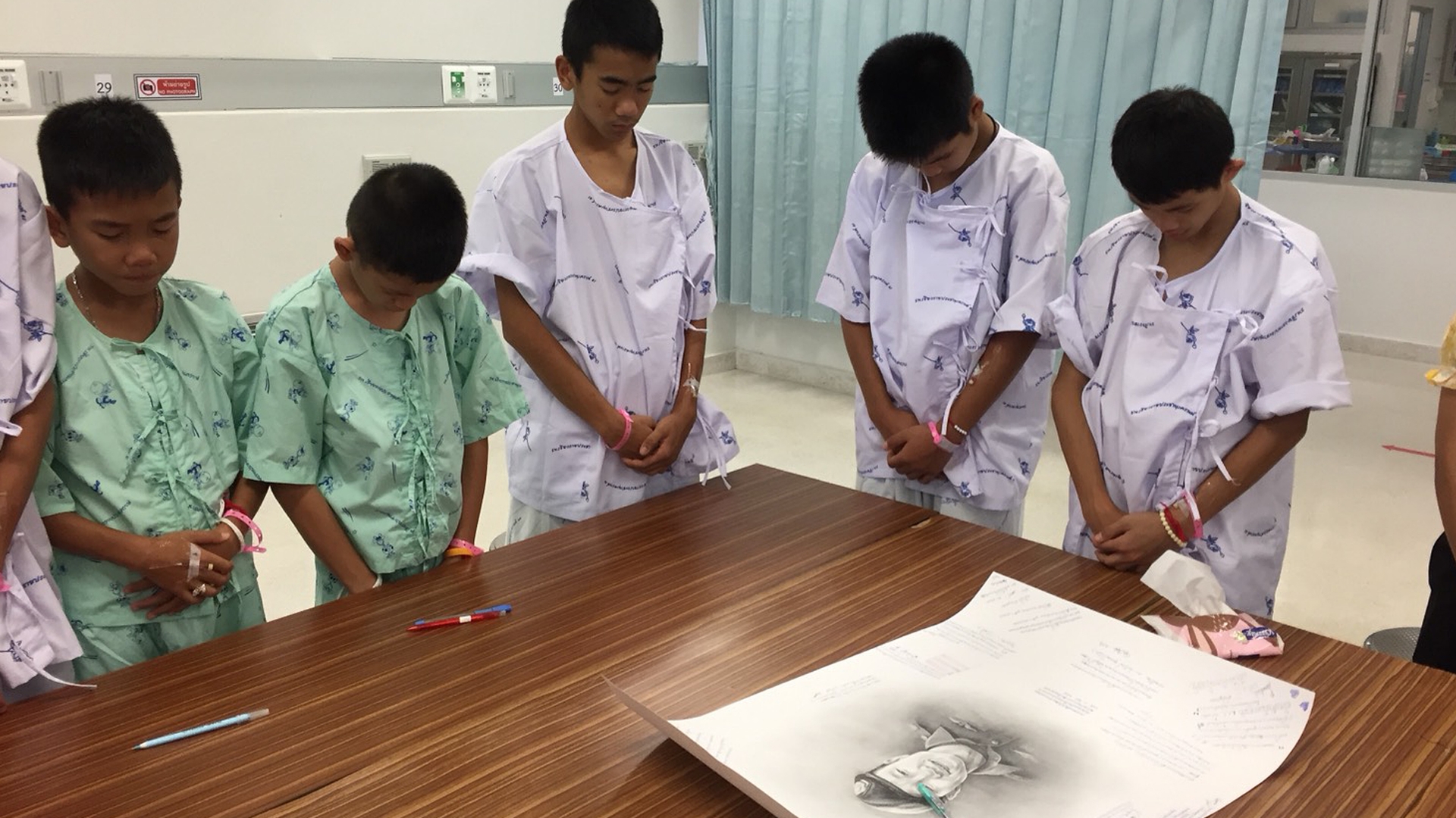 Niños rescatados en Tailandia lloran muerte de rescatista