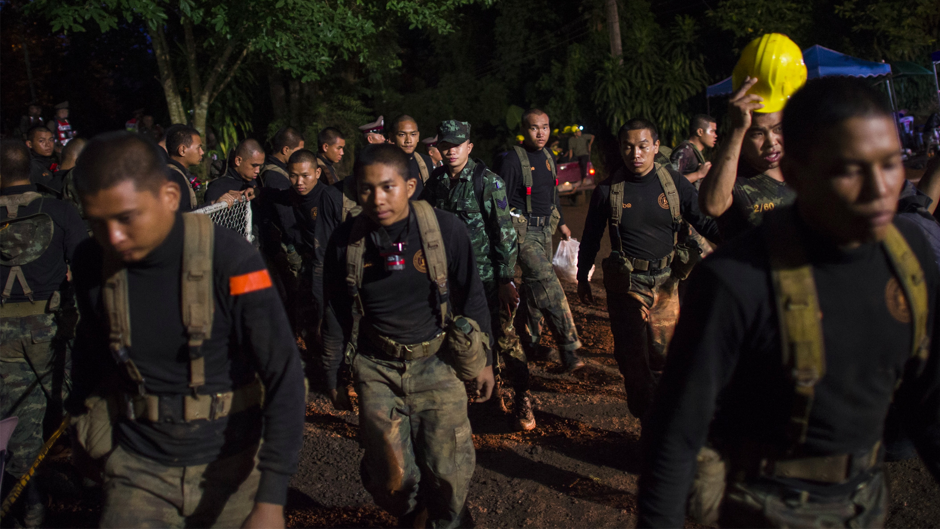 Muere socorrista en rescate de niños atrapados en cueva de Tailandia