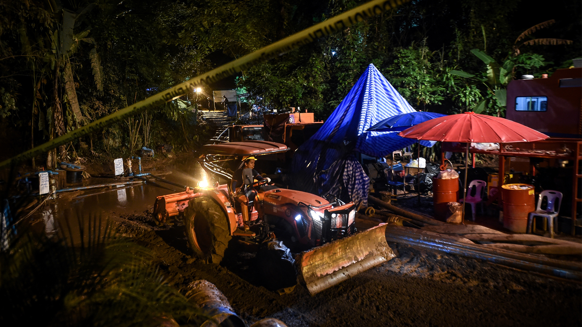 Comienzan a aprender a bucear niños atrapados en cueva de Tailandia