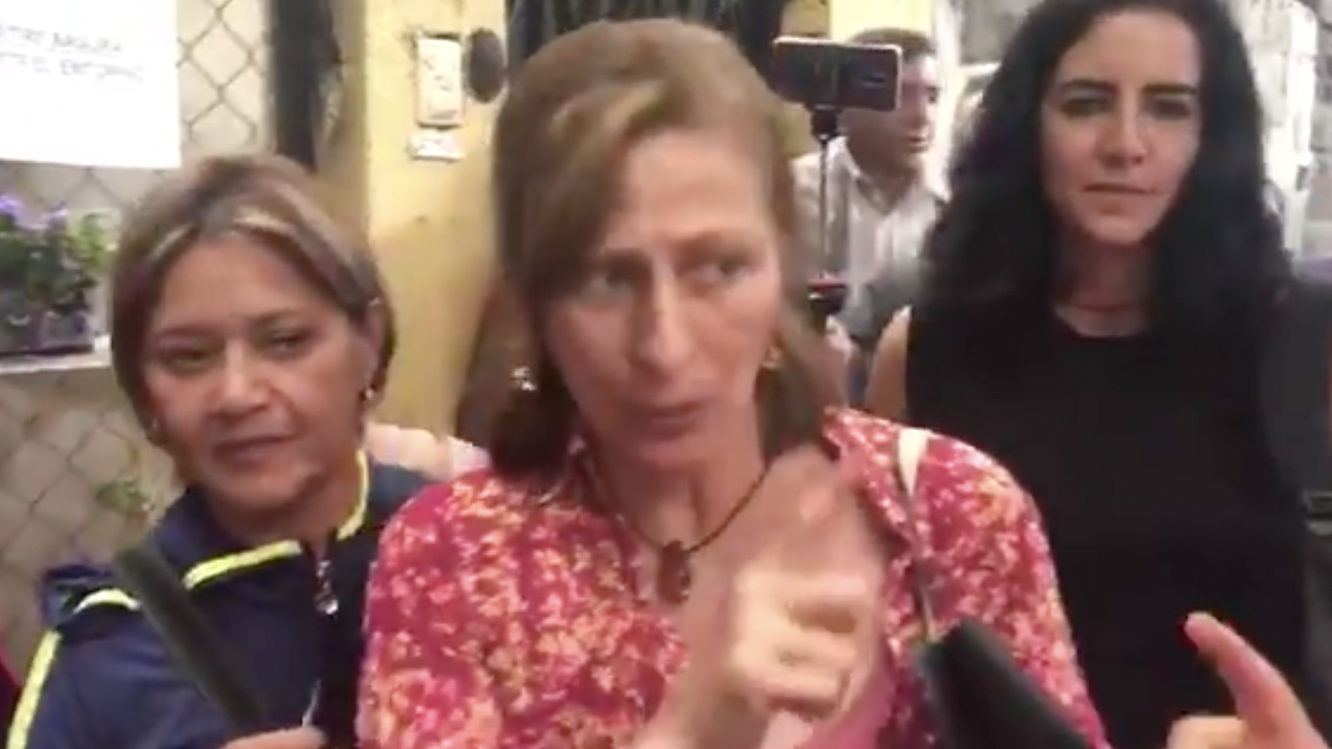 #Video Tatiana Clouthier dice a manifestantes que le exijan “al que todavía no se va”