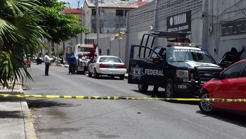Hallan cadáver dentro de cajuela de taxi en Cancún