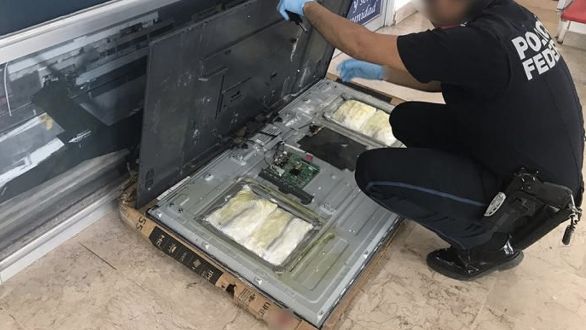 Encuentran crystal en smart tv en Sinaloa