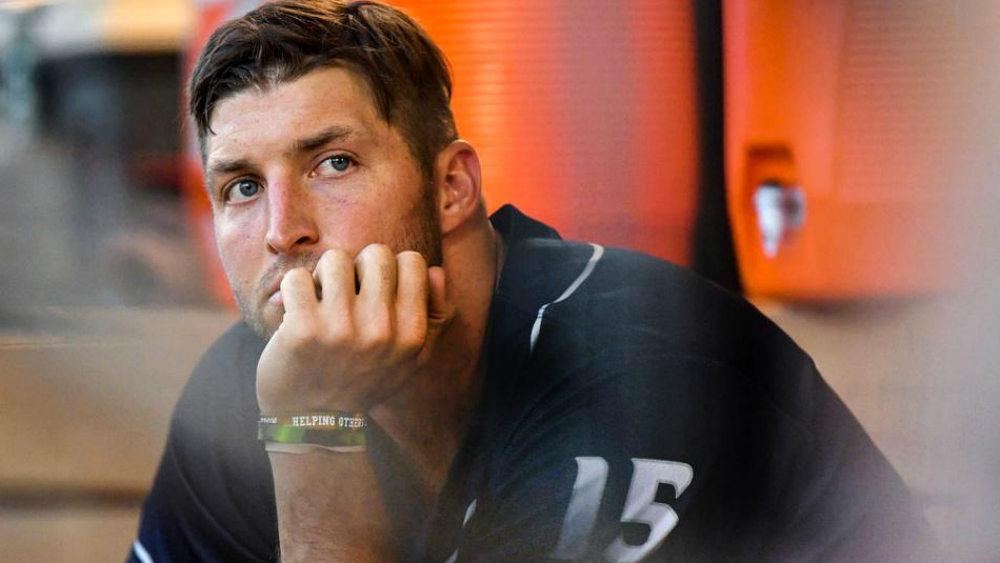 Tebow fuera de la temporada debido a hueso roto en la mano