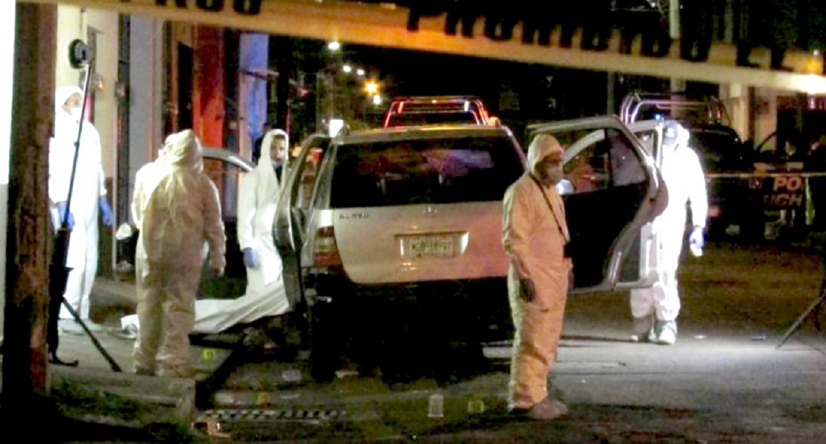 Balean camioneta y matan a dos hombres en Morelia