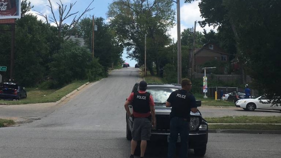 Abaten a presunto homicida en Kansas City, hiere a tres policías