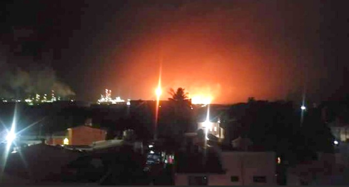 Tormenta eléctrica provoca incendio en refinería de Oaxaca