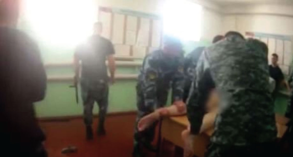 #Video Torturan a prisionero en cárcel de Rusia