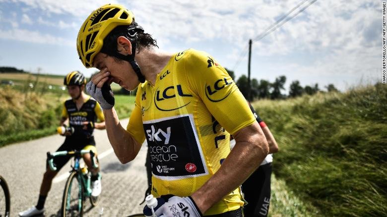 Tour de France se suspende por uso de gas lacrimógeno - tourdefranceint