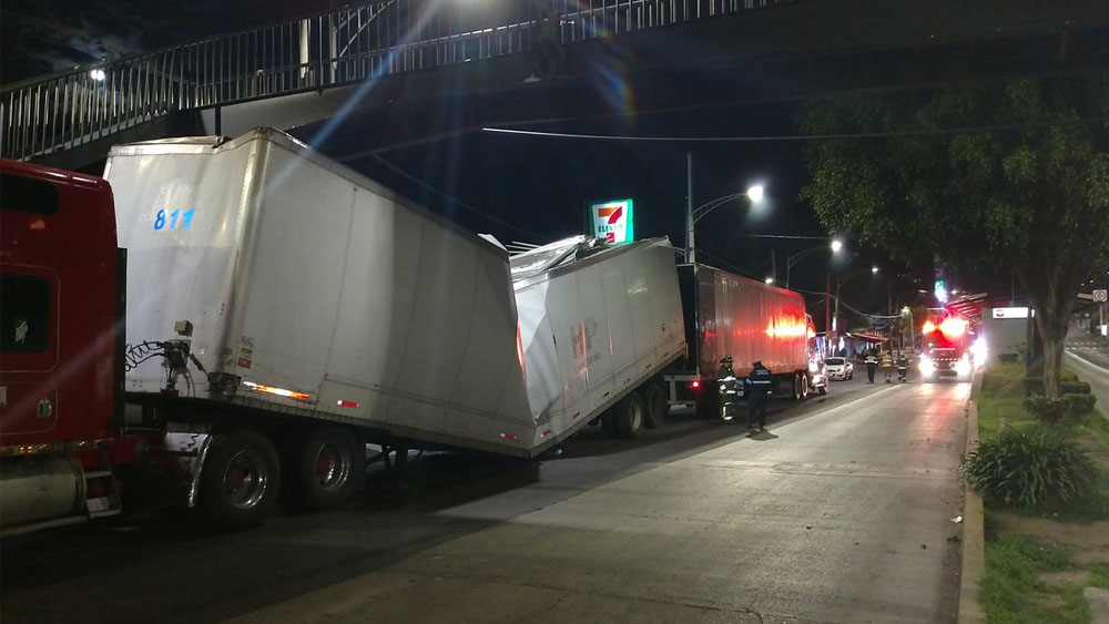Tráileres chocan contra estación de Metrobús