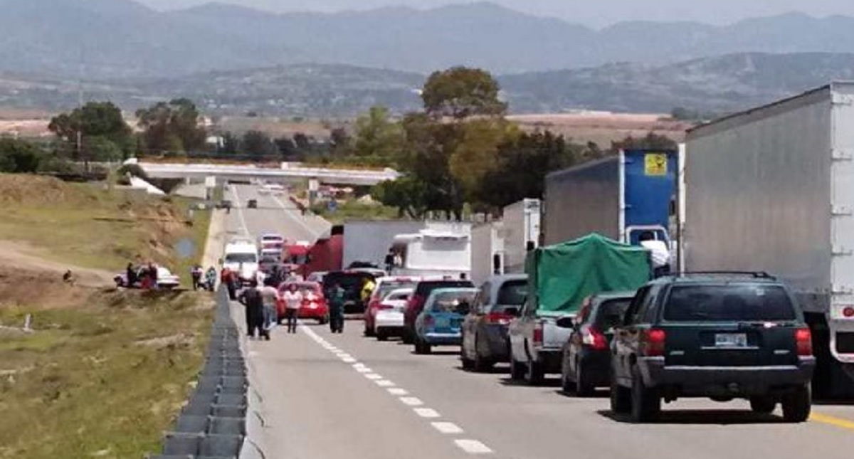 Transportistas bloquean supercarretera de Oaxaca