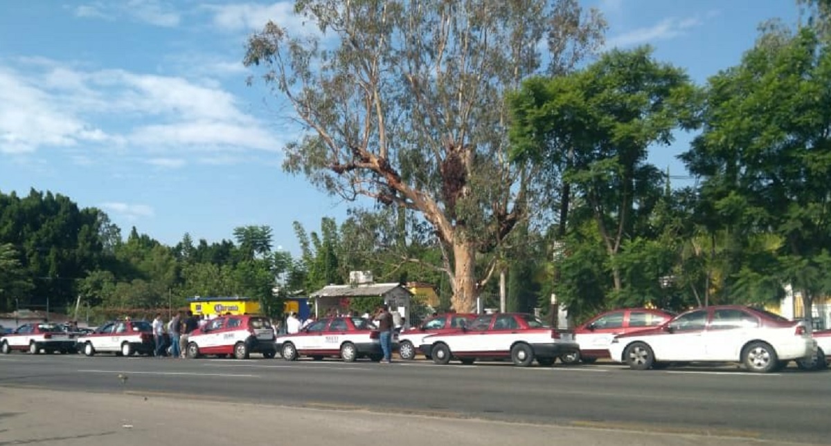 Transportistas bloquean supercarretera de Oaxaca - transportistas-bloquean-supercarretera-en-nochixtlan