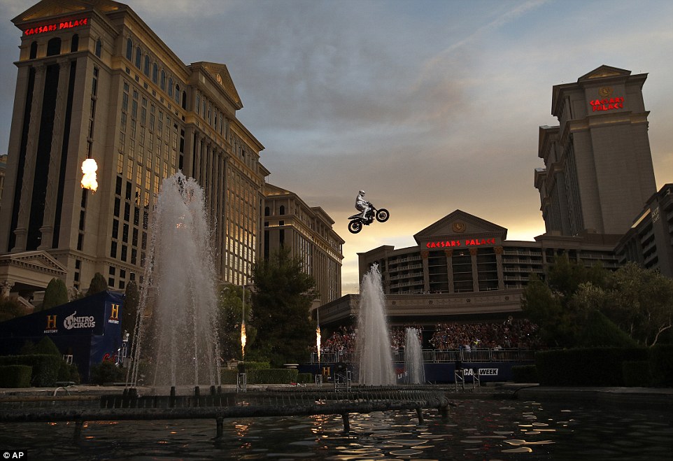#Video Motociclista salta las fuentes del Caesars Palace - travis-pastrana-caesars-palace