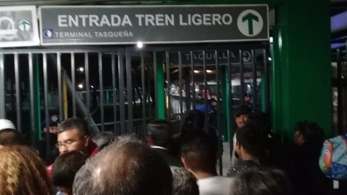 Reportan fallas en distintas estaciones del Tren Ligero