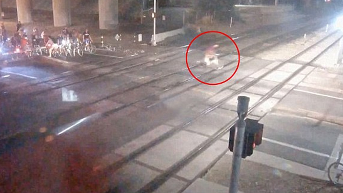 #Video Muere ciclista al intentar ganarle el paso al tren