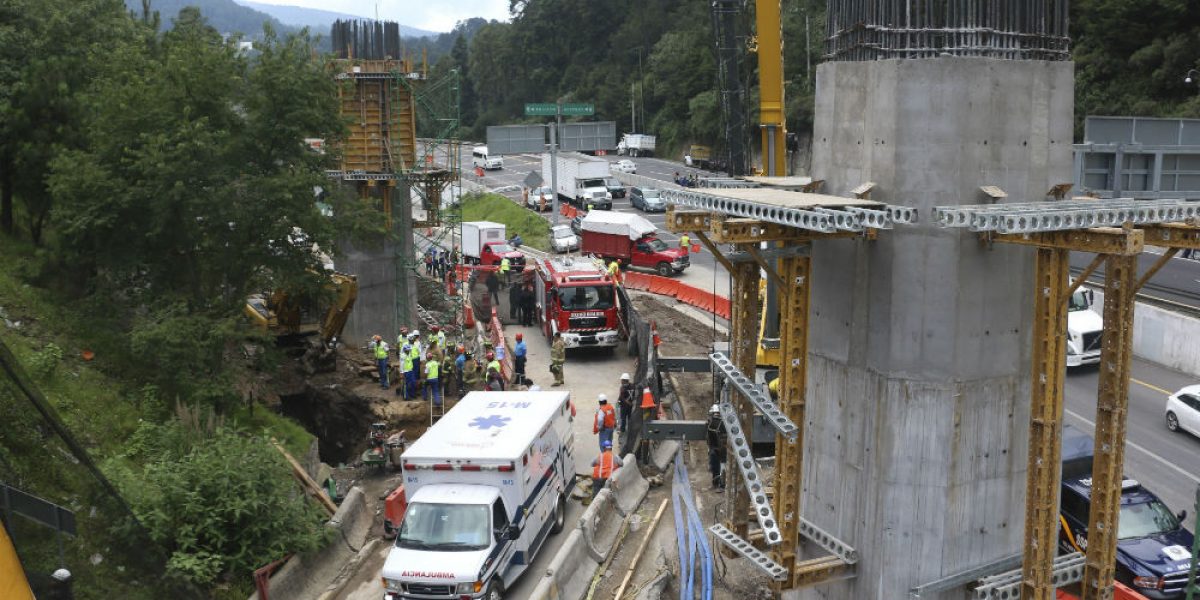 Auto cae a obras del Tren Interurbano - treninterurbano