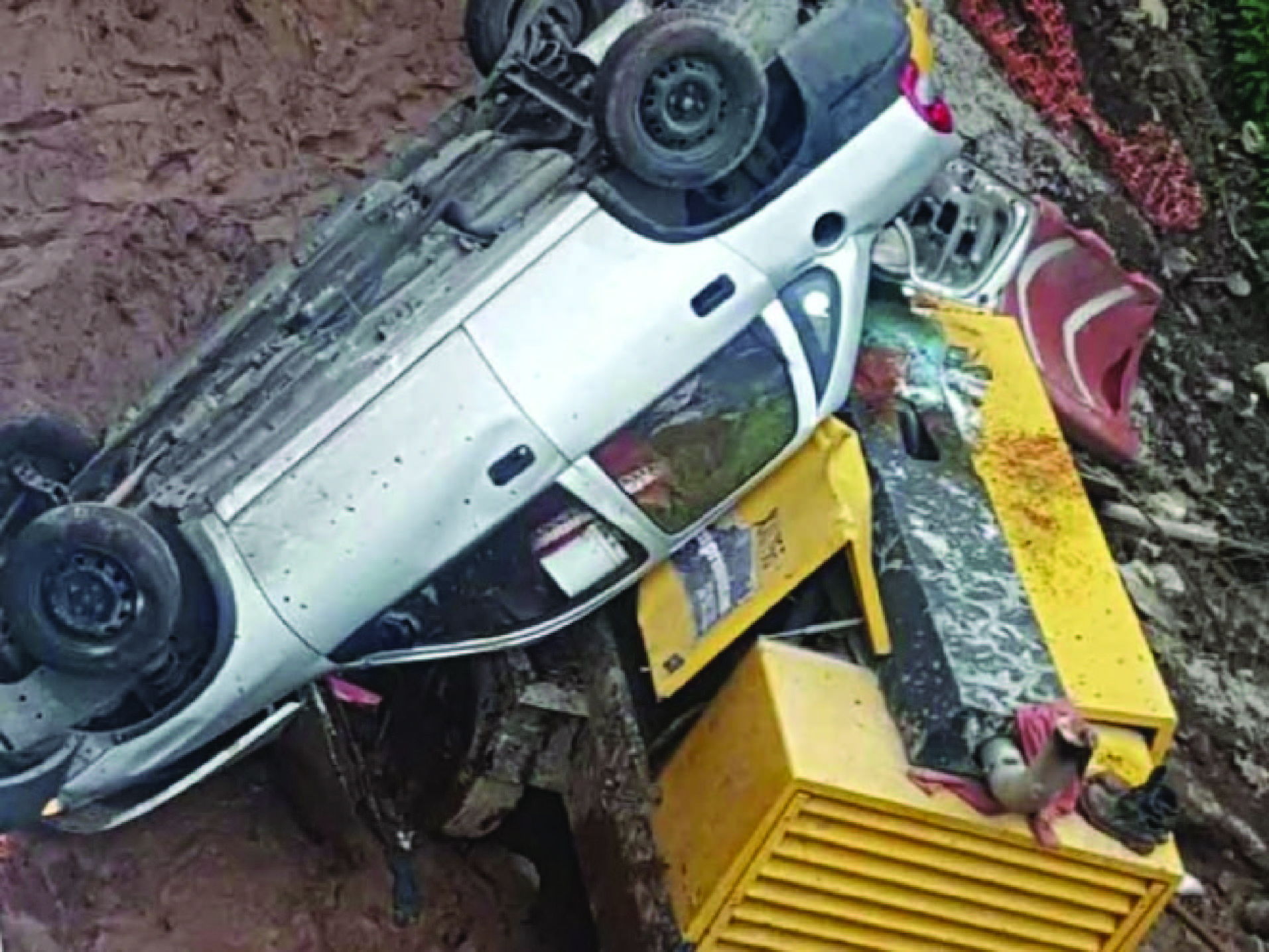 Auto cae a obras del Tren Interurbano Auto cae a obras del Tren Interurbano