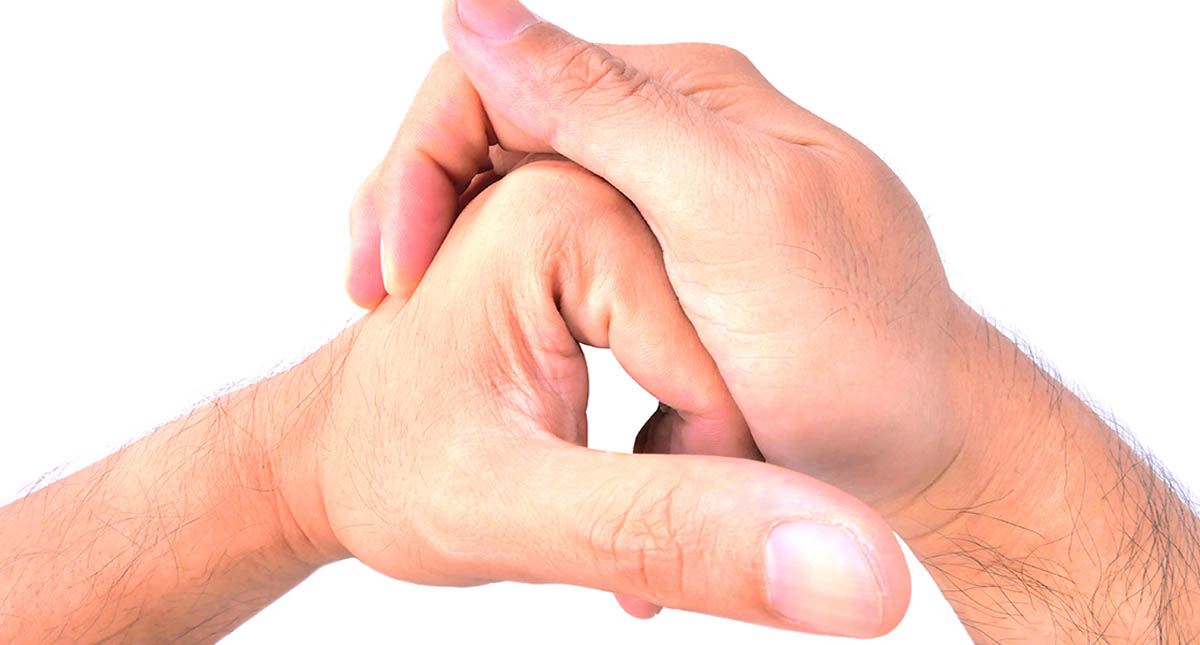 ¿Qué pasa al tronarse los dedos?